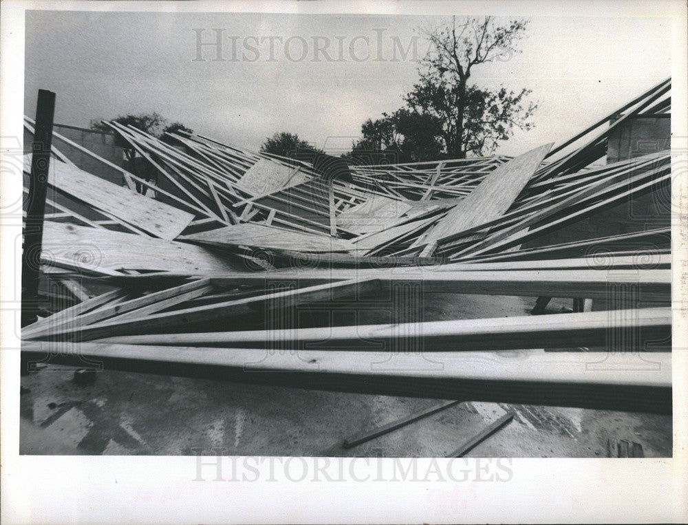 1971 Press Photo Roof Collapsed on house under Construction - Historic Images