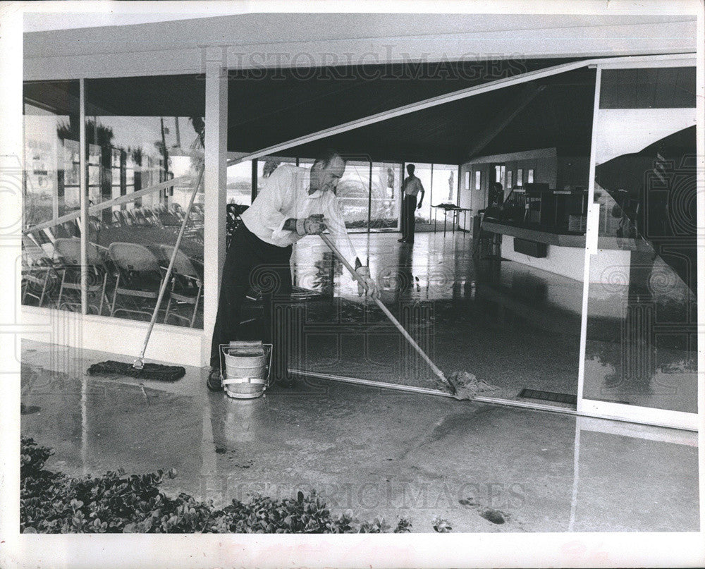 1972 Press Photo Tornado Damage Largo Cleans Up - Historic Images