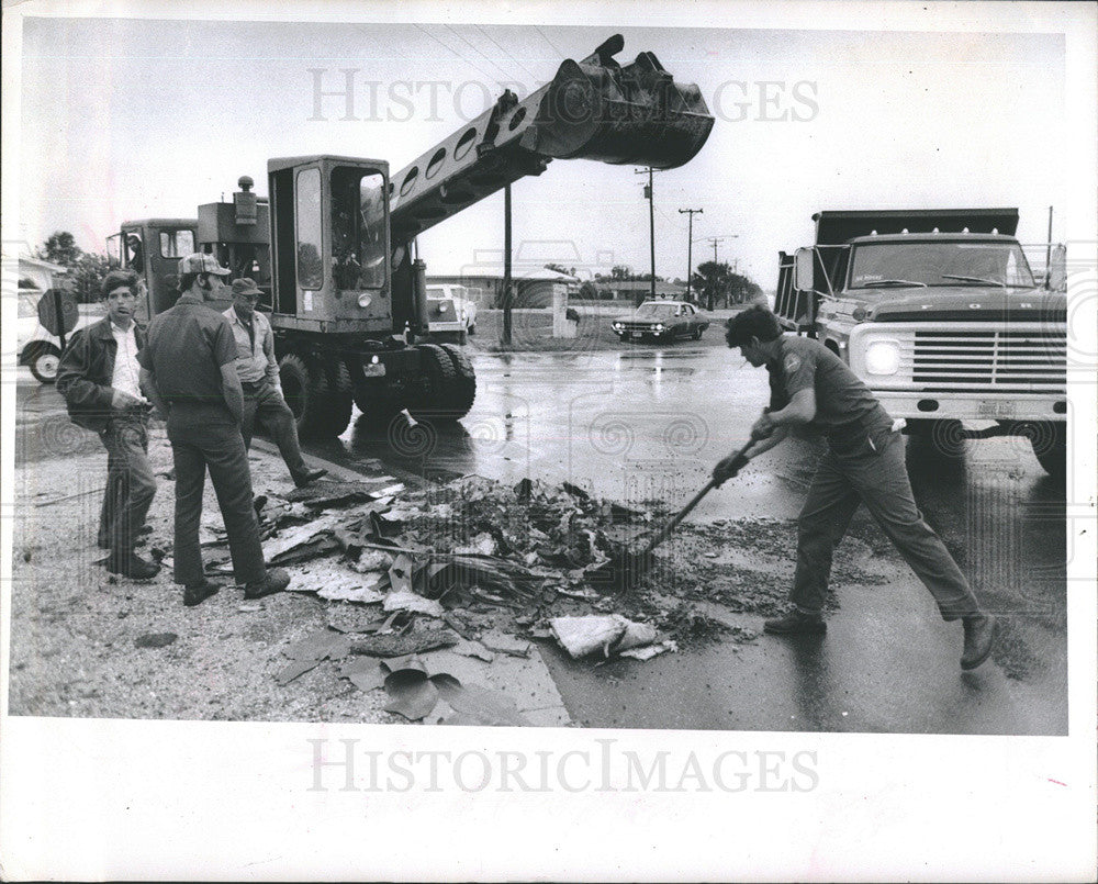 1972 Press Photo Tornado Damage Muscles and Machines begin cleanup job - Historic Images