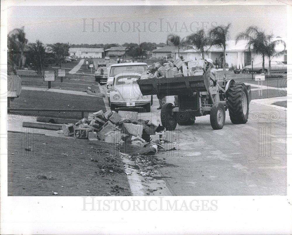 1972 Press Photo Tornado Damage Front-end loader cleans up damaged cement blocks - Historic Images