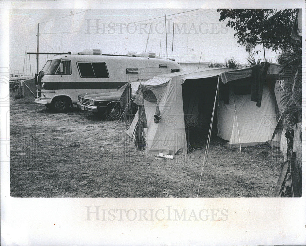 1978 Press Photo Vans and campers on St Petersburg,Fla beach to compete regatta - Historic Images