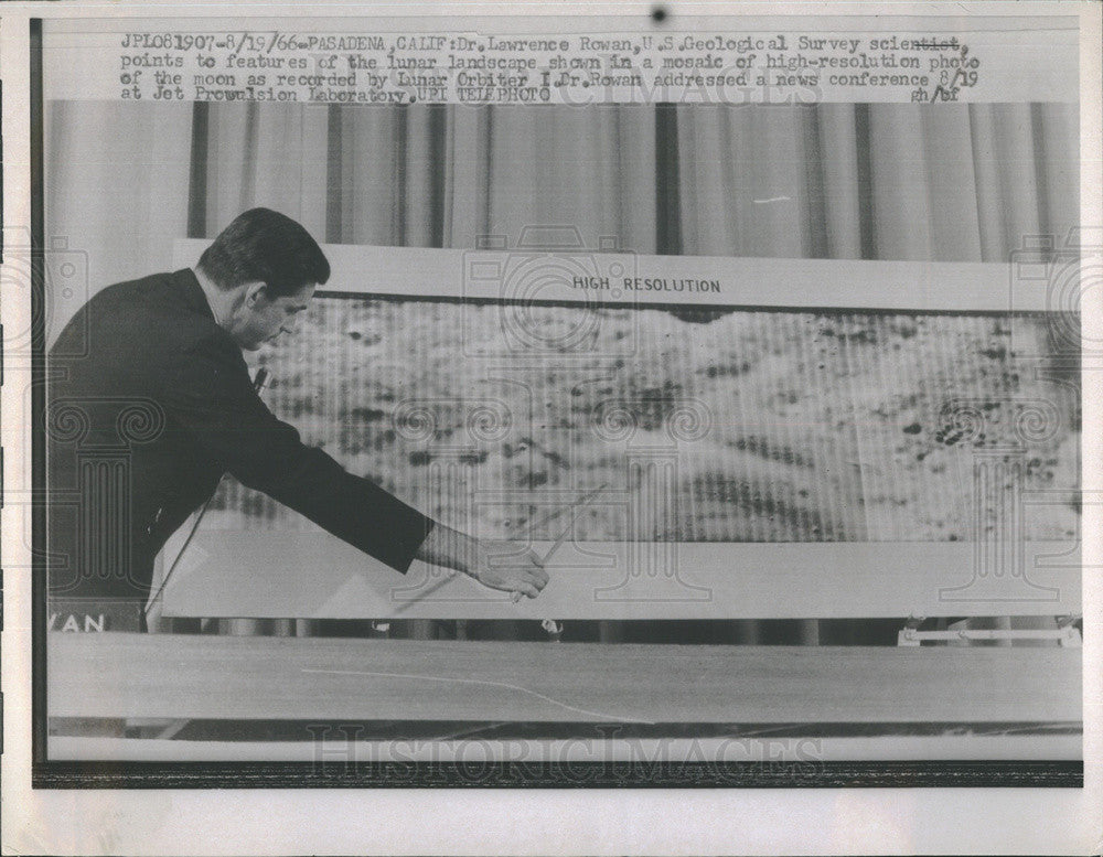 1966 Press Photo Dr. Lawrence Rowan looks over the lunar landscape - Historic Images