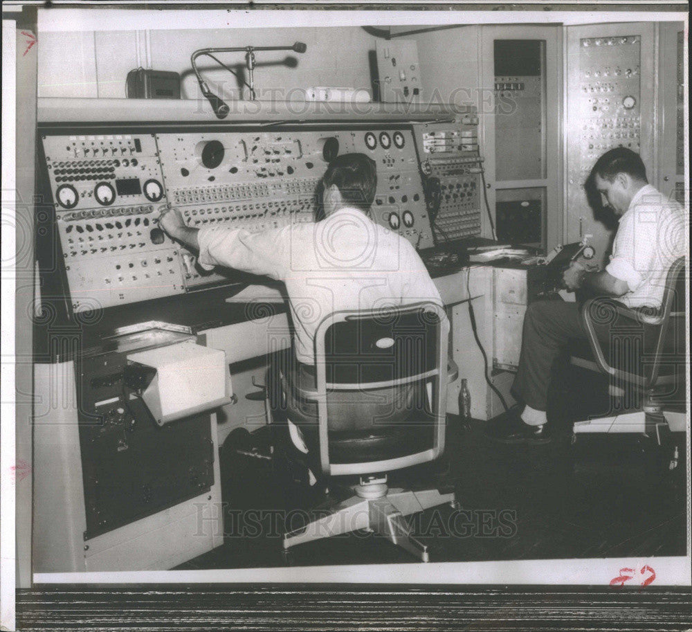 Press Photo Operators Work In Air Force Base Control Center - Historic Images