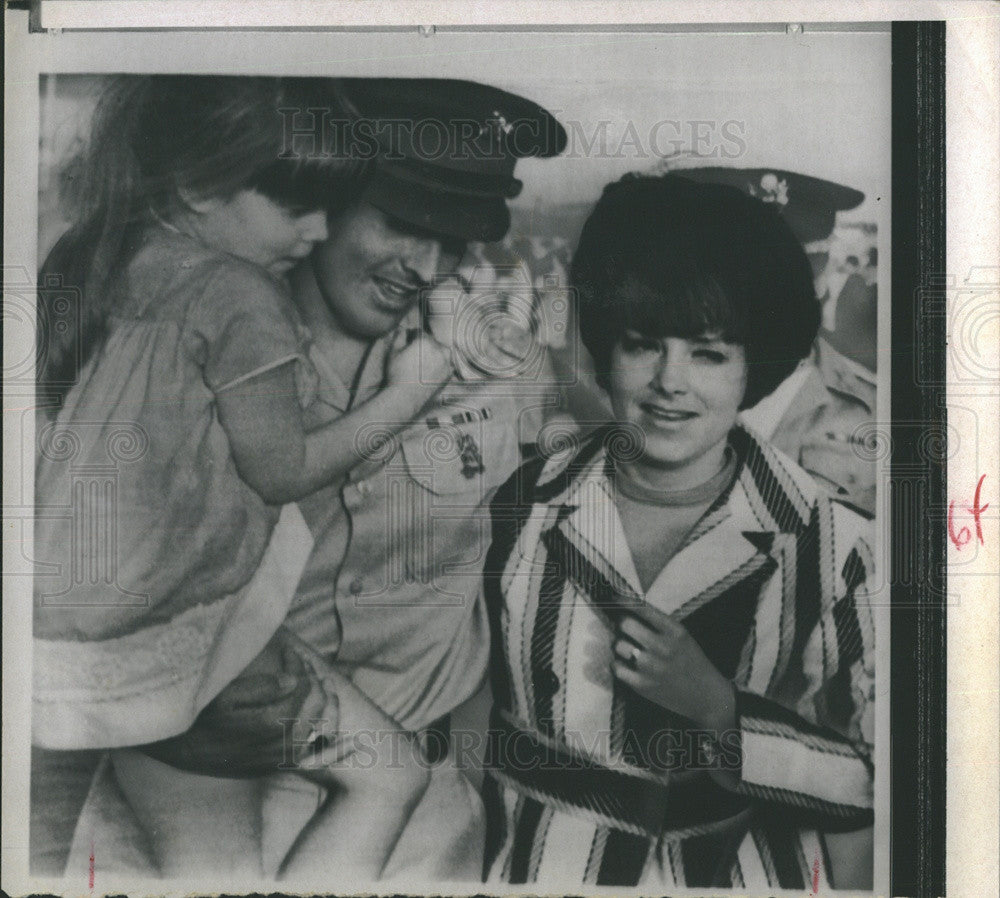 1969 Press Photo Army Sgt. George C. Brown Jr and family - Historic Images