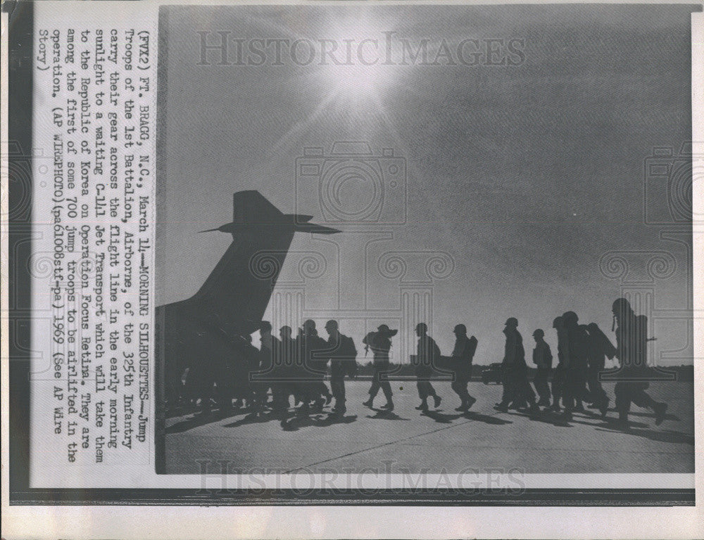 1969 Press Photo Jump Troops of 1st Battalion airborne - Historic Images