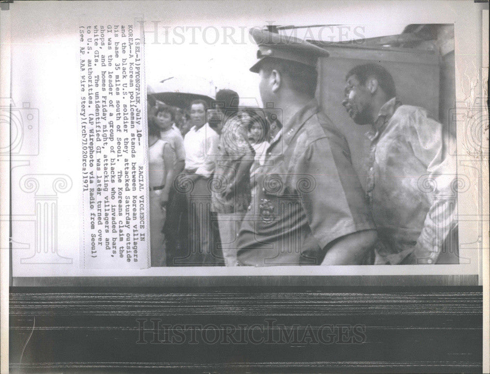 1971 Press Photo violence in korea policeman stands between us solider and v - Historic Images