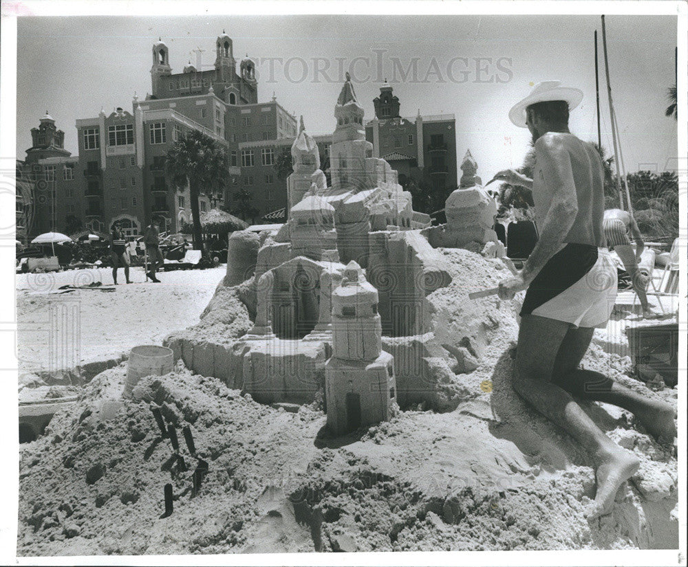 1990 Press Photo Jim Shipley sand sculpture in Florida - Historic Images