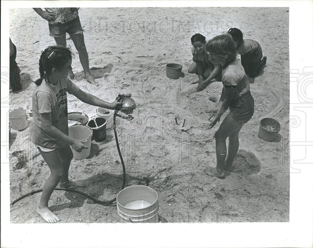 1980 Press Photo Heelee Holjes and J Lee play on Fla beaches while sandsculpting - Historic Images