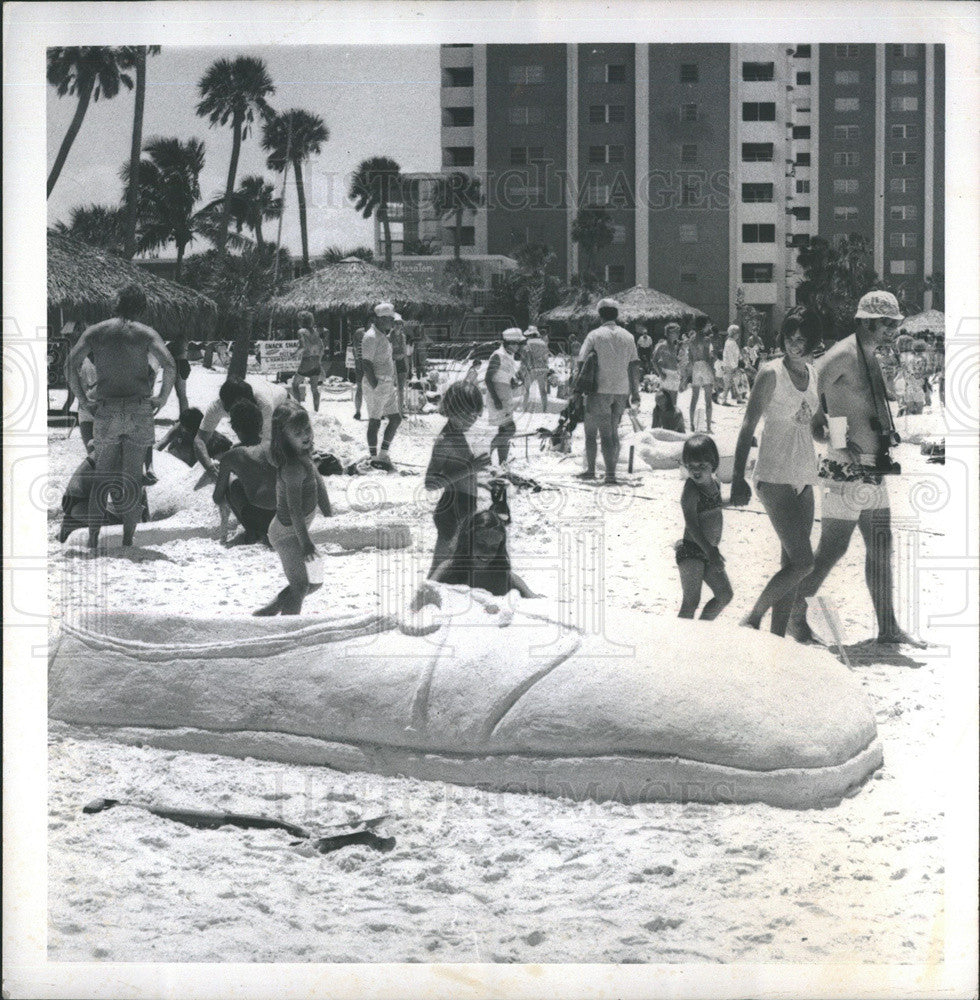 1976 Press Photo Vicki Bailey, Shoe Sandcastle - Historic Images