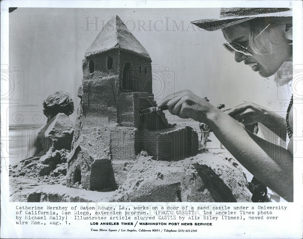 1977 Press Photo Katherine Hershey, University of California, Sand Castle - Historic Images