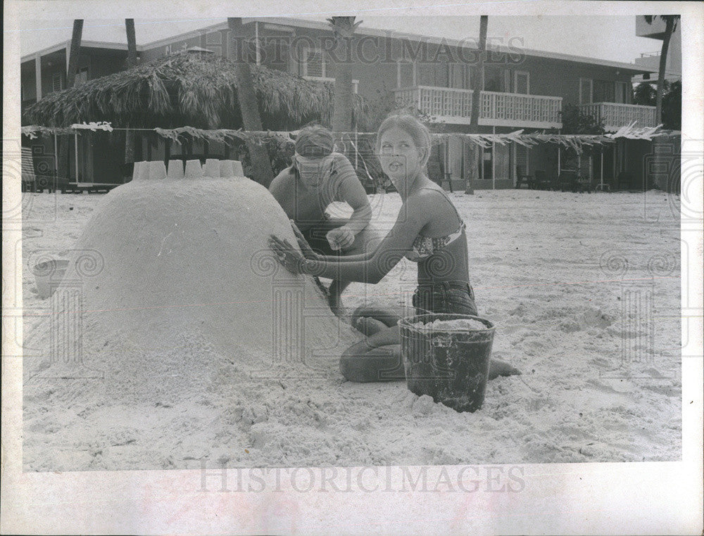 1971 Press Photo Sand castle building. - Historic Images