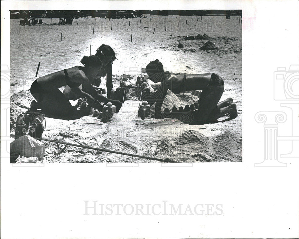 1973 Press Photo Sand Castle building on Clearwater Beach. - Historic Images