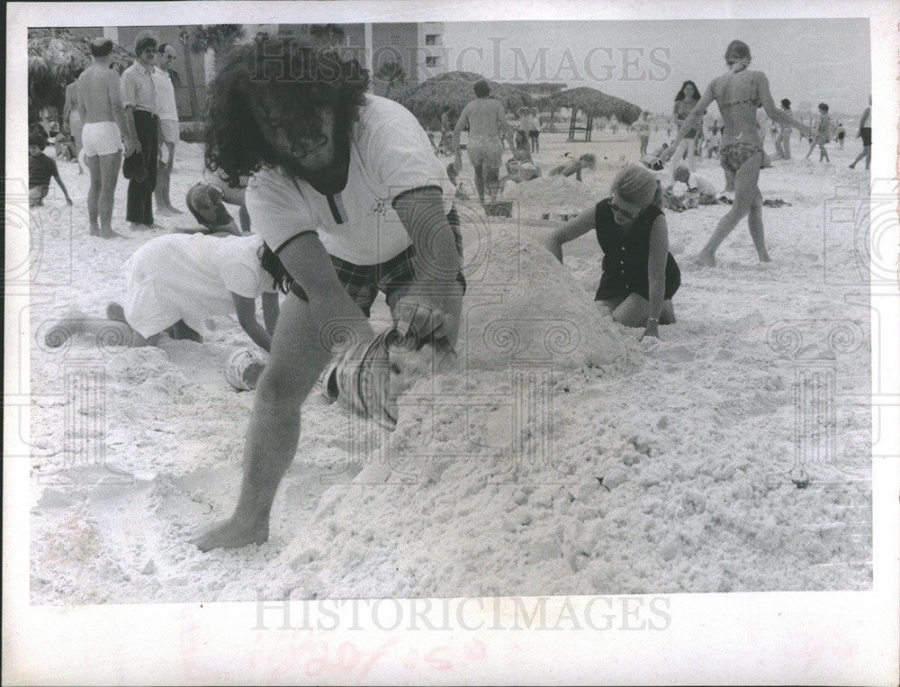 1971 Press Photo Howard Adams builds a sand castle. - Historic Images