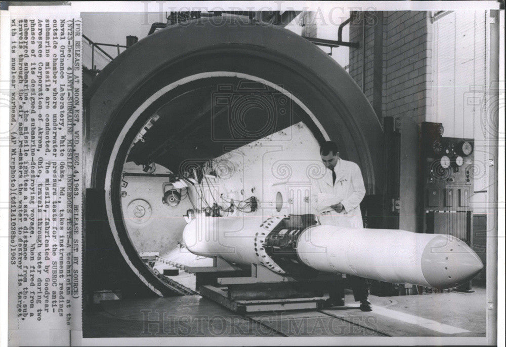 1963 Press Photo A tech at Naval Ordanance Lab in Md takes missle readings - Historic Images