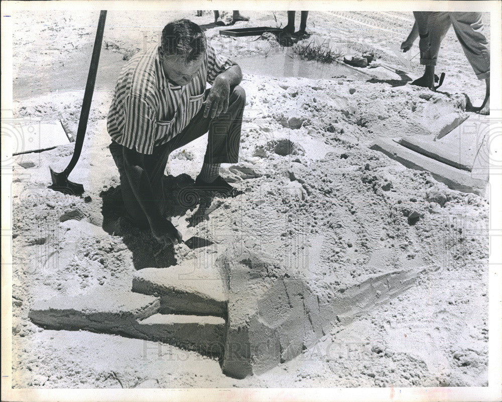 1966 Press Photo Richard Vogler Building an Odd-Shaped Pyramid - Historic Images