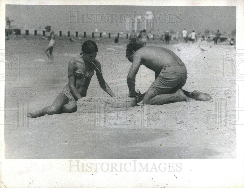 19711 Press Photo Doris Telkin &amp; Jerry Stoney Building Sand Castle Clearwater FL - Historic Images