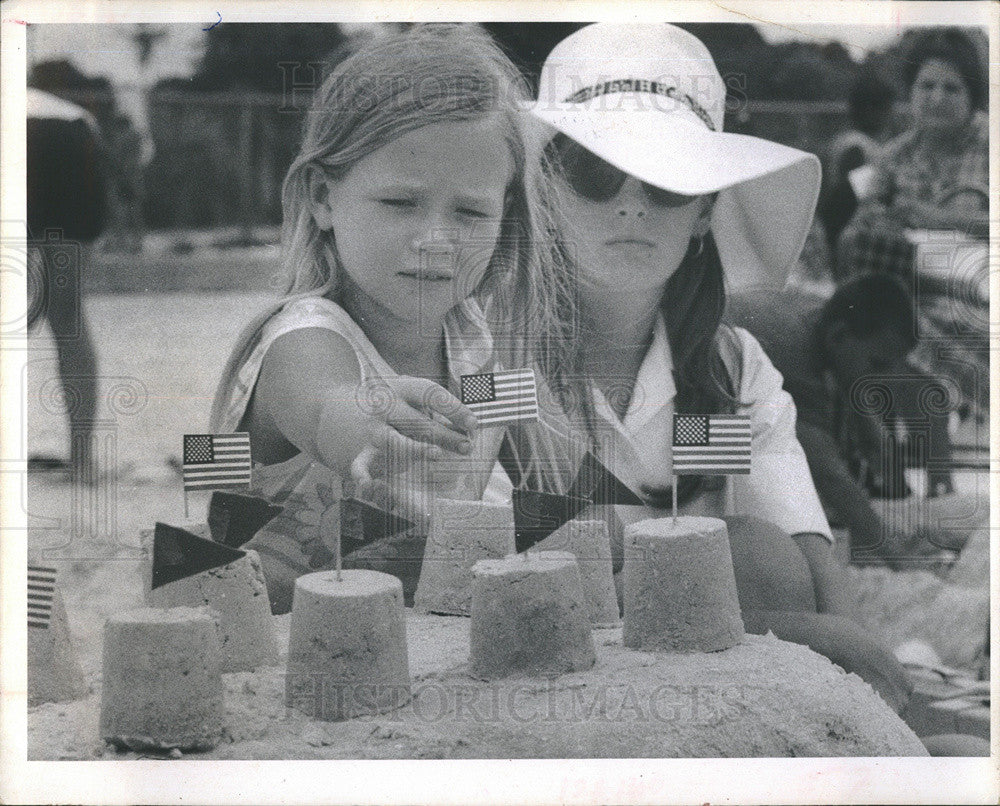 1970 Press Photo Sandy Ludwick at Rovert Community Center Tops her Castle - Historic Images