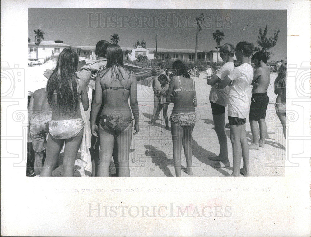 1971 Press Photo Sand Castles and people on a beach - Historic Images