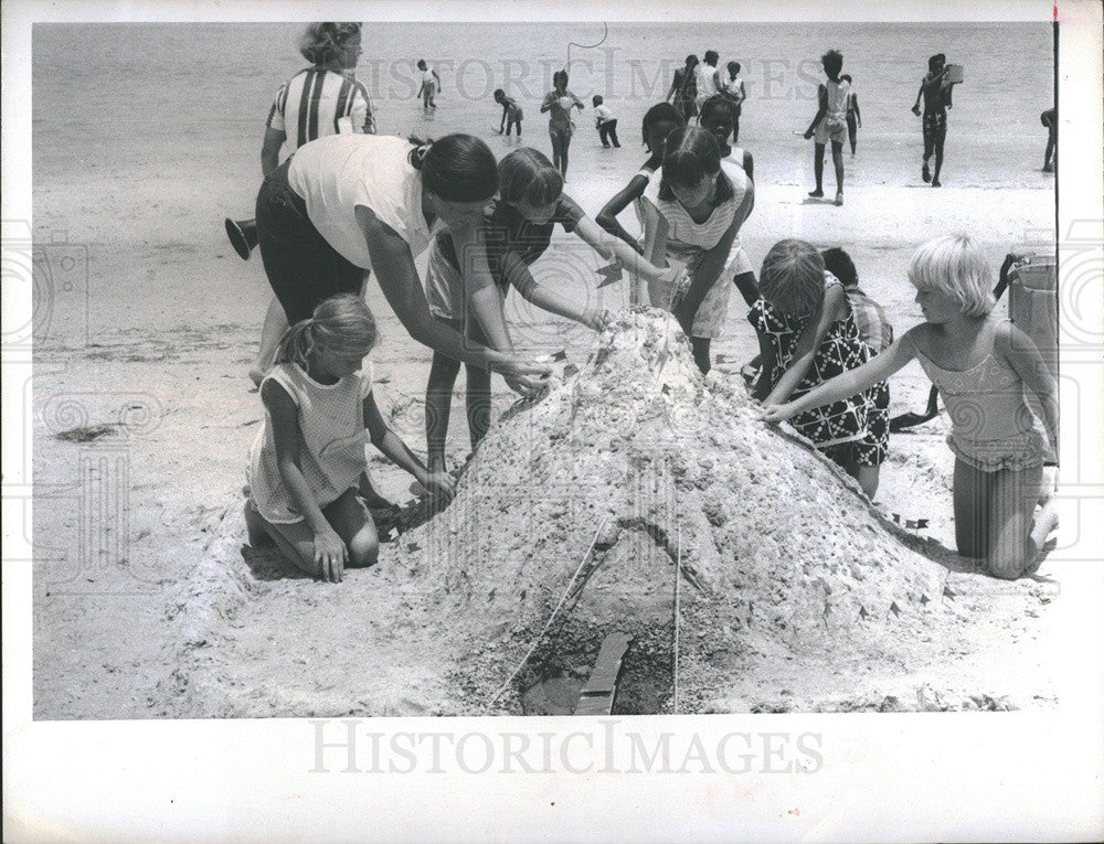 1969 Press Photo Child&#39;s Park Playground, Barbara Williams, Castle Building - Historic Images