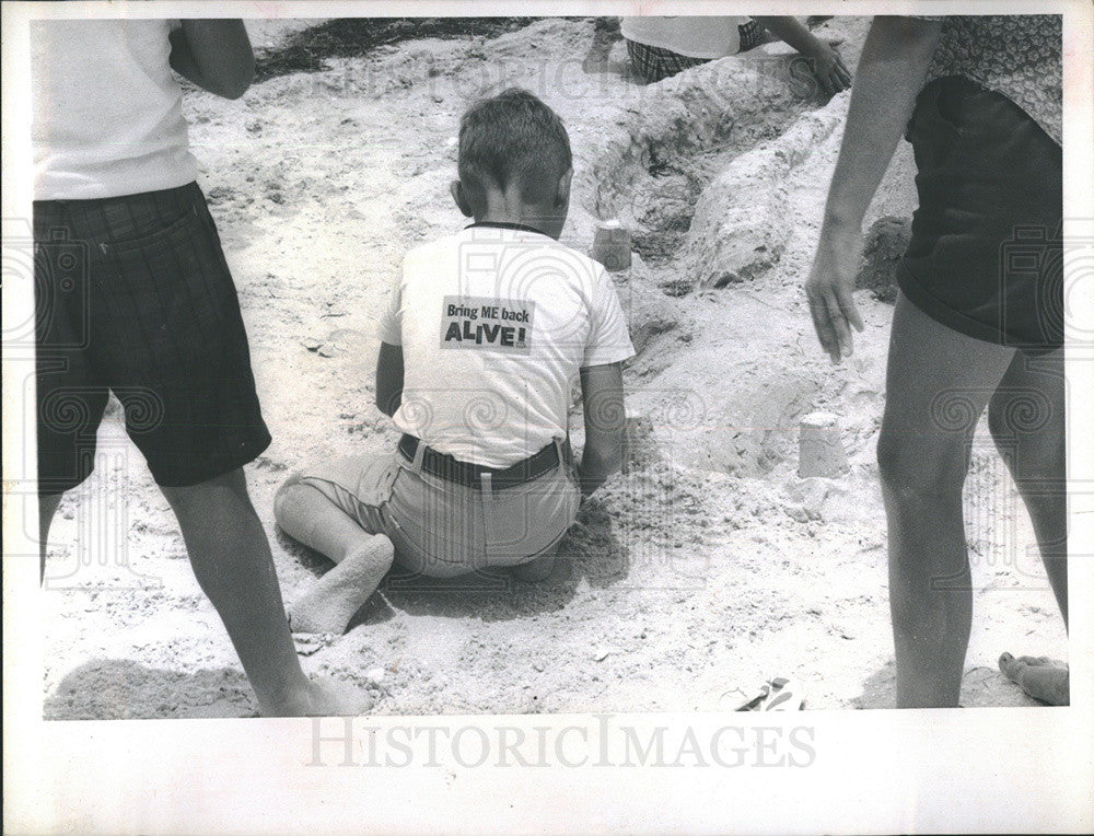 1965 Press Photo Young man building a Sand Castle - Historic Images