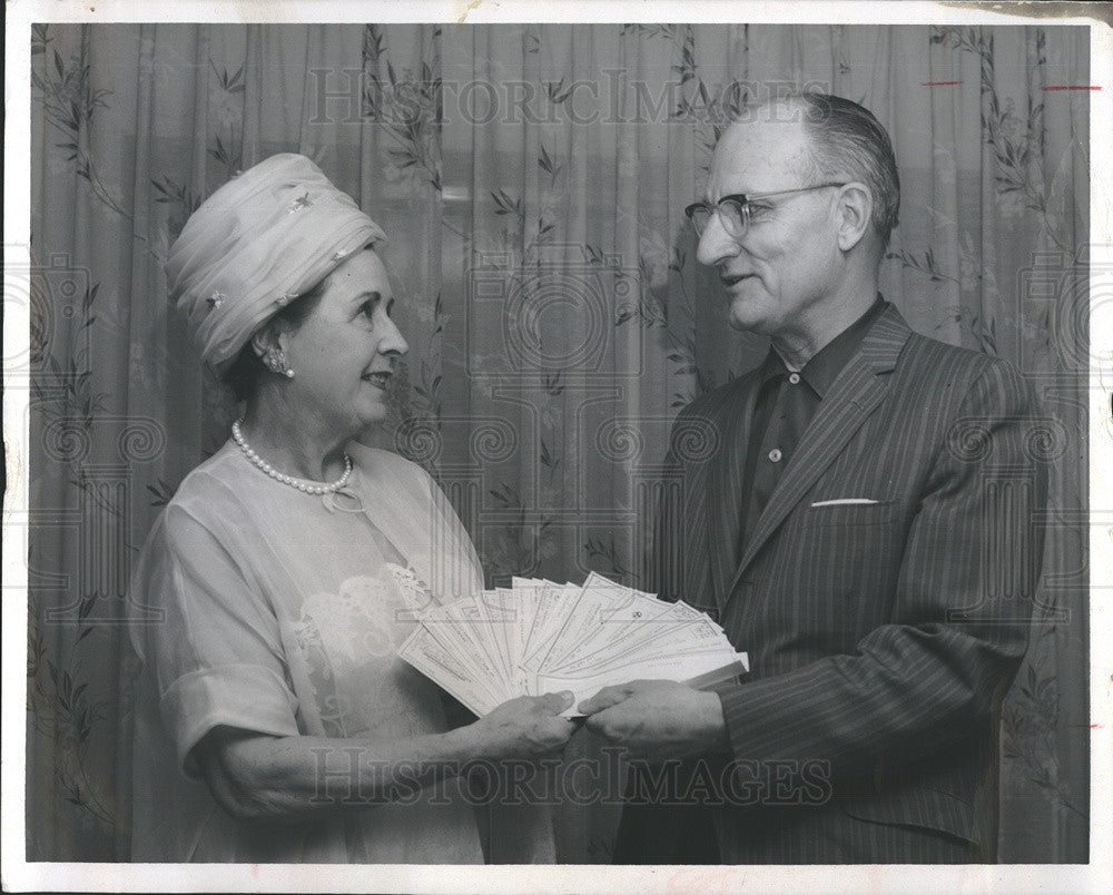 1968 Press Photo Amy Joyce Mader Presents Donation For New Gulf Beaches Library - Historic Images