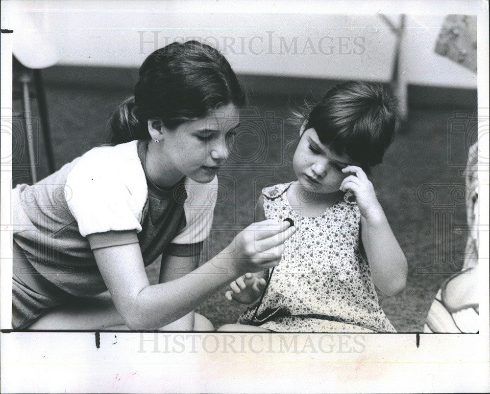 1981 Press Photo Liz Thompson Age 14 And Jane Thompson Age 4 Make Flowers - Historic Images