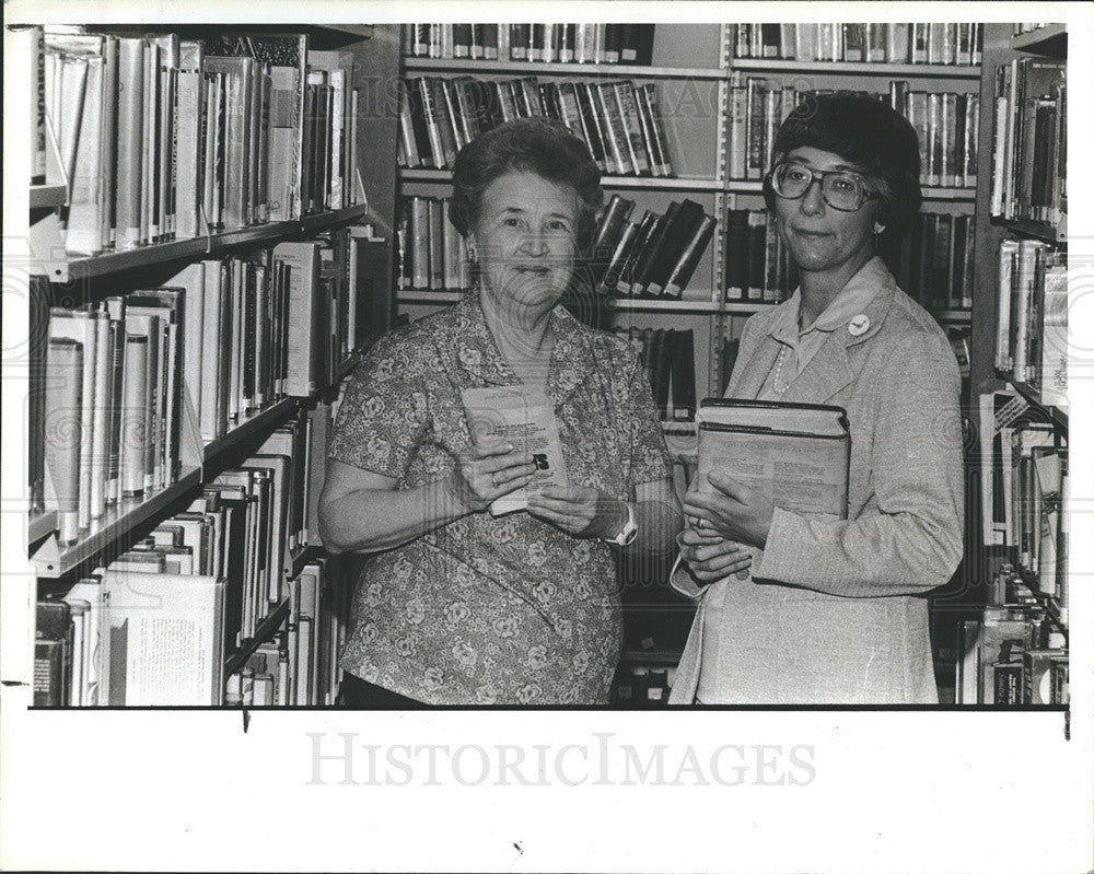 1979 Press Photo Librarians Edyth Mariani And Karilyn Jaap, Gulf Beaches Library - Historic Images