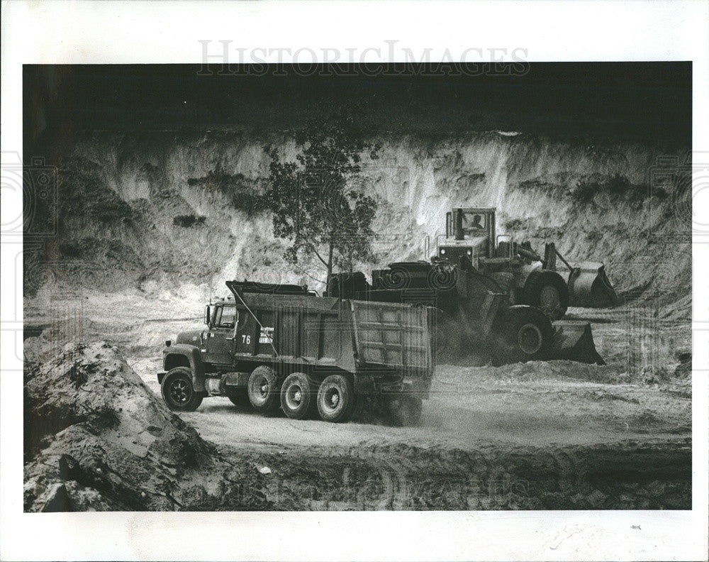 1976 Press Photo Dirt Pit Trucks Hauling Dirt - Historic Images