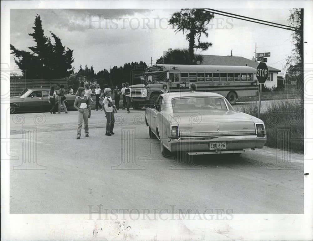 1979 Press Photo Bus Delivers Students From Sea Ranch To Bus Stop Sunset Delmar - Historic Images