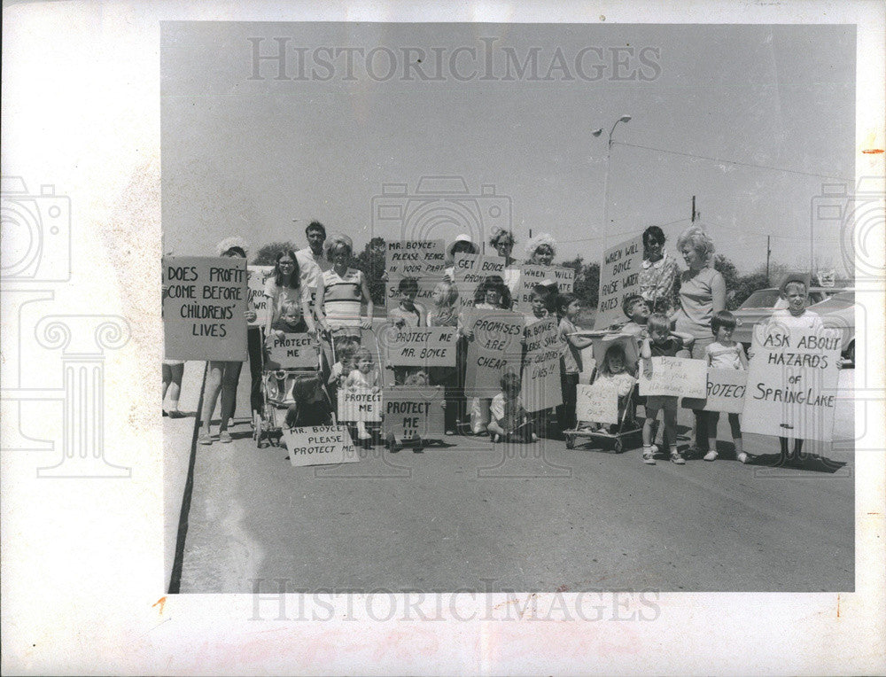 1971 Press Photo Mothers Want Fence Around Dangerous Lake To Protect Children - Historic Images