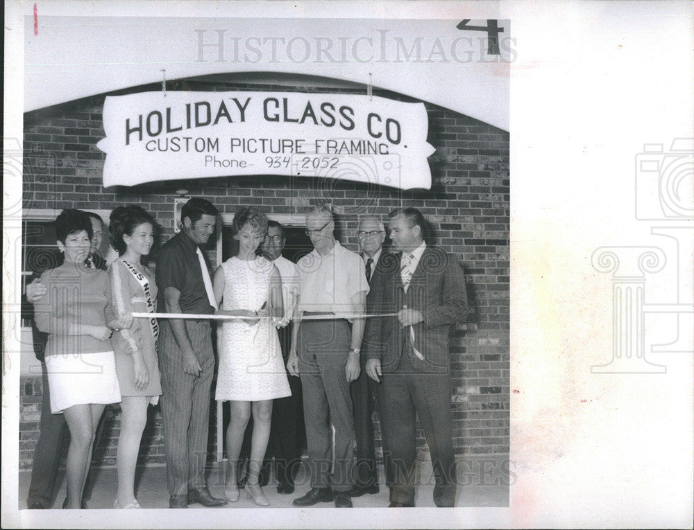 1971 Press Photo Holiday Glass Company, Ribbon Cutting - Historic Images