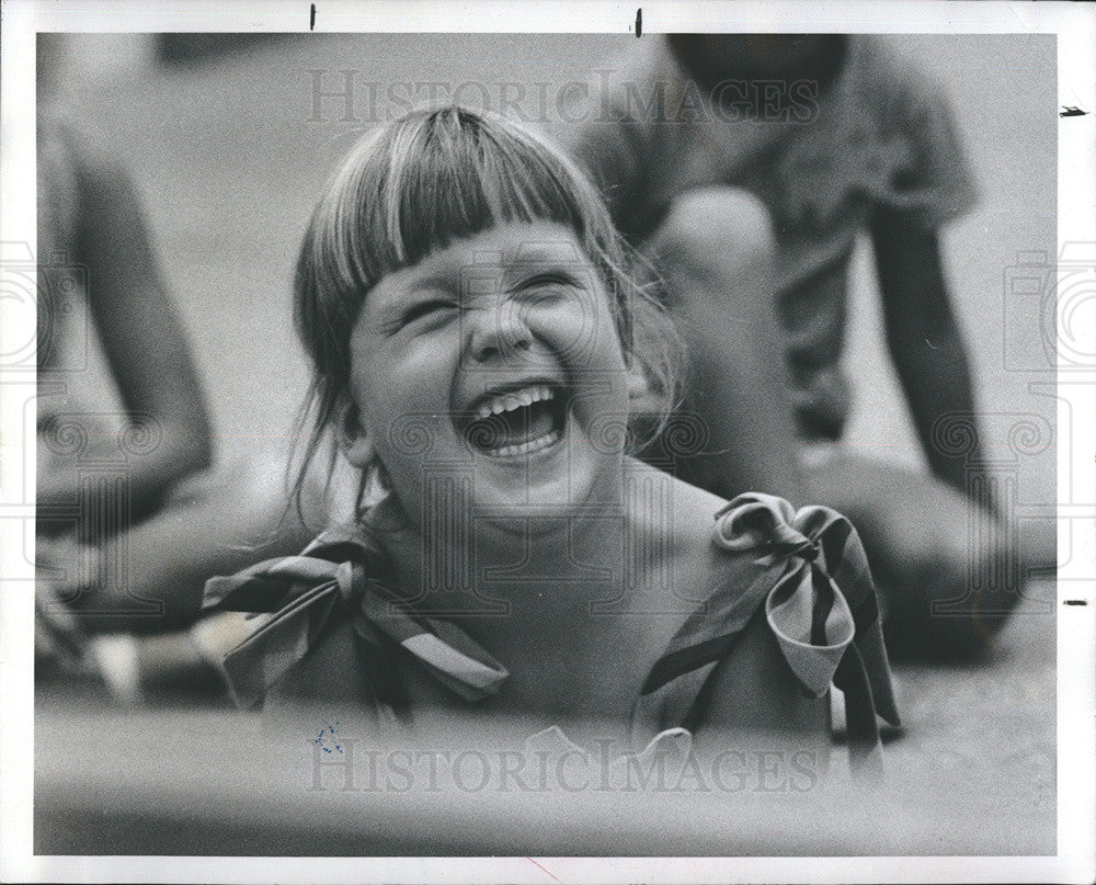 1977 Press Photo Kristin Zitnik Laughing at A Zoo for Mr Muster - Historic Images