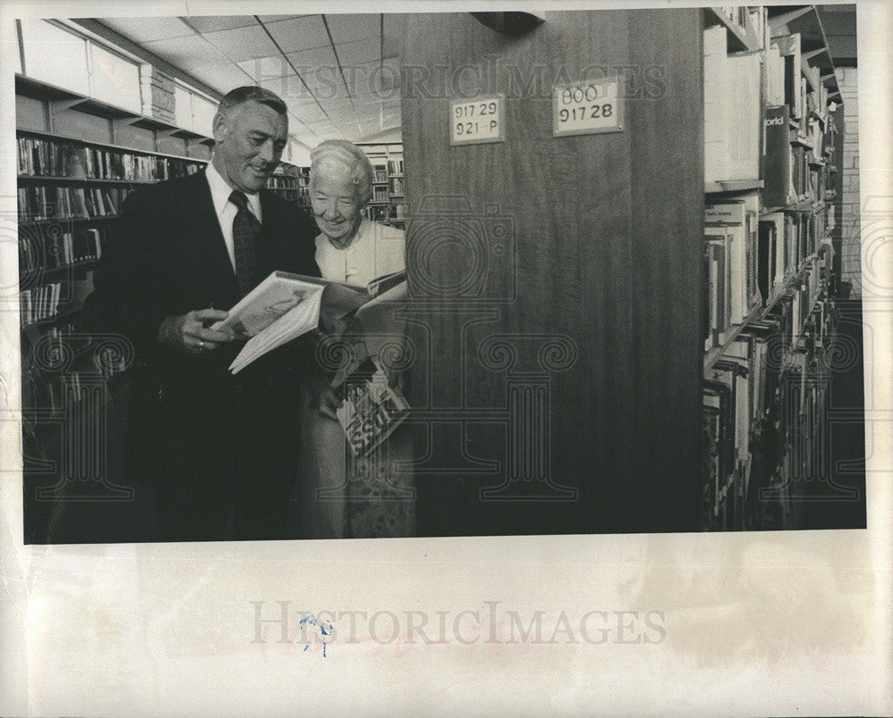 1973 Press Photo Gulf Beach Public Library, Charles Gallagher, Mrs Heath - Historic Images