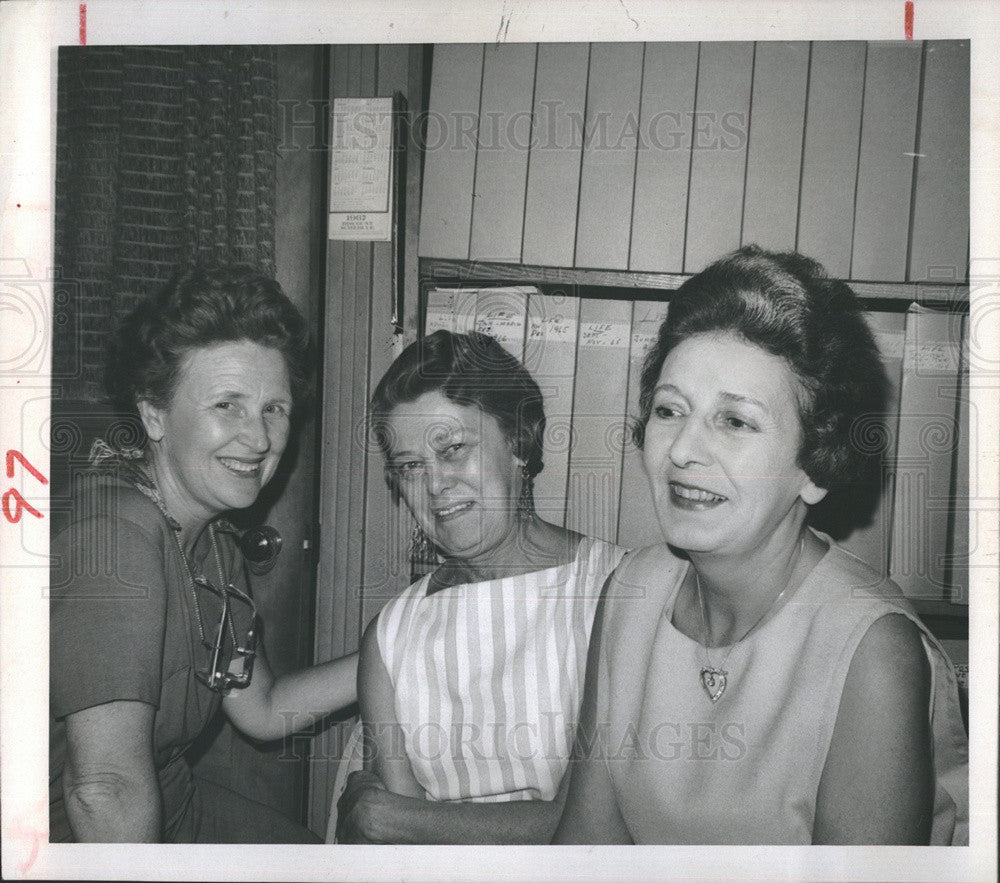 1967 Press Photo Mrs Edyth Nariani, Mrs AH Wahl, Mrs Robert Scribner - Historic Images