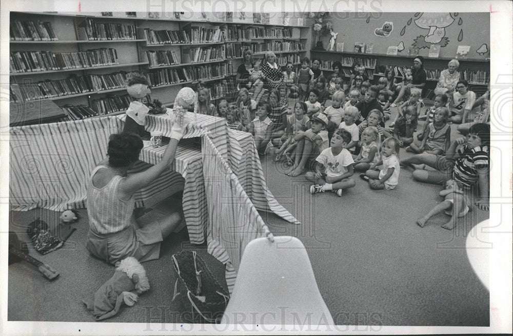 1972 Press Photo Fran Thomas, Gulf Beaches Public Library, Puppet Show - Historic Images