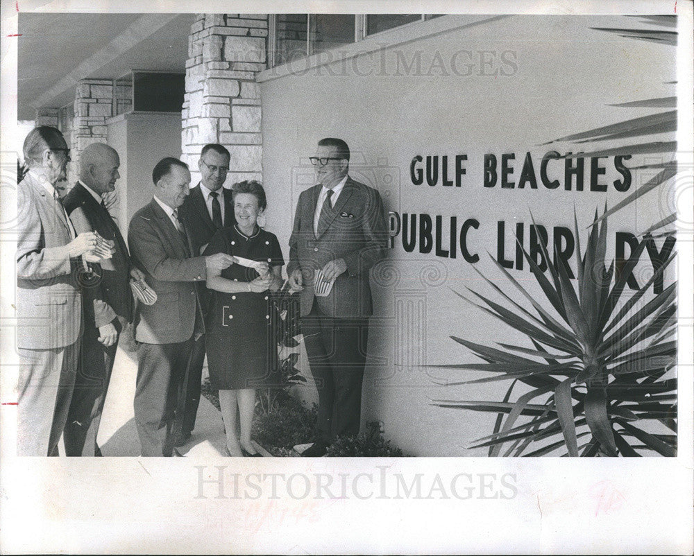 1970 Press Photo Gulf Beach Rotary Club presents check to Gulf Beach Library to - Historic Images