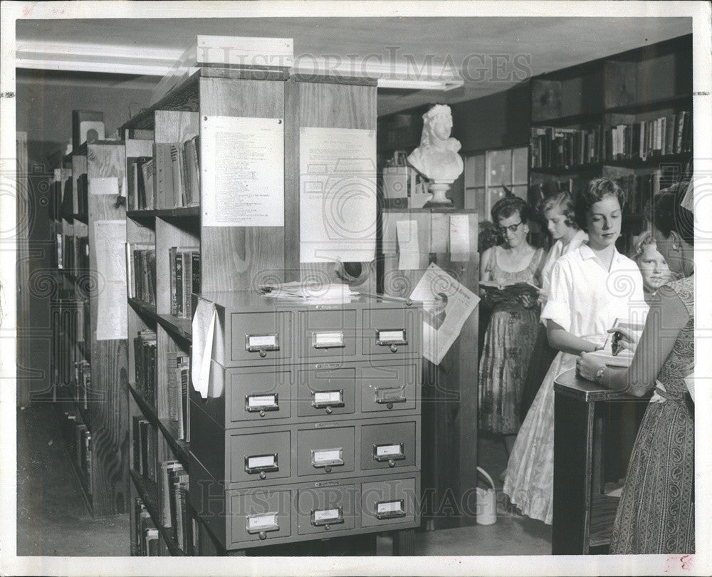 1959 Press Photo Gulf Beach Library has books stacked to the ceiling at Madeira - Historic Images