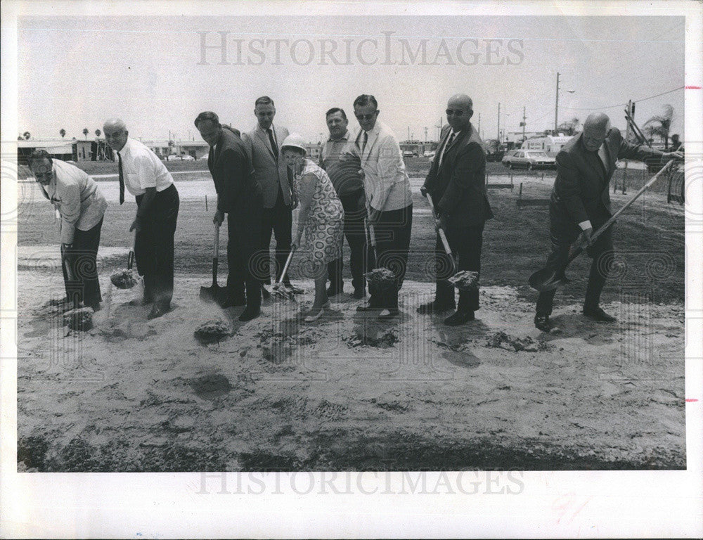 1968 Press Photo Ground Breaking For Gulf Beaches Public Library, Madeira Beach - Historic Images