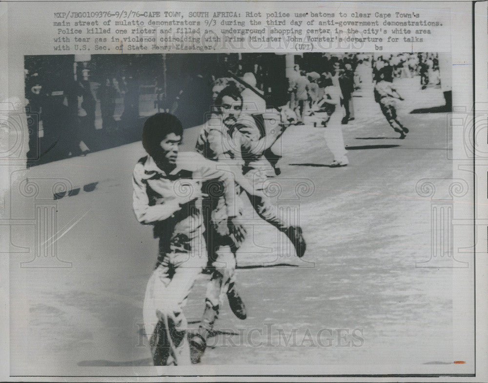 1976 Press Photo Riot Police Clear Cape Town&#39;s Main Street Demonstrators - Historic Images