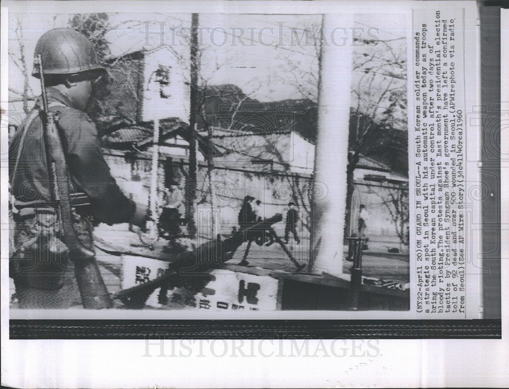 1960 Press Photo A S. Korean soldier helps get the S. Korean Capital under contr - Historic Images