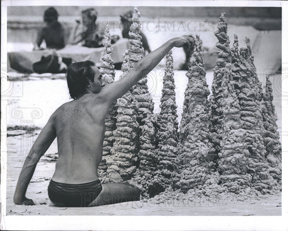 1981 Press Photo Patrick Fisher builds sand castle on Pass-a-Grille beach. - Historic Images