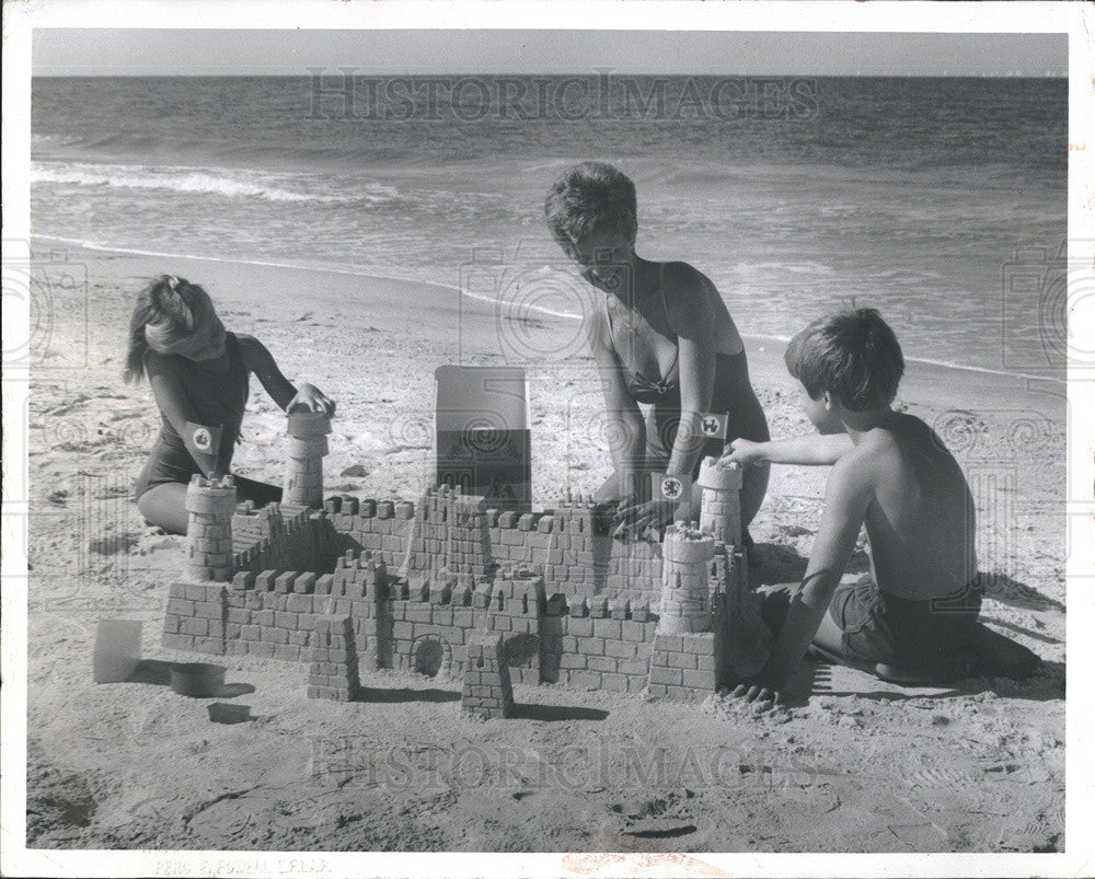 1981 Press Photo Children build sand castles on Clearwater Beach with Magic - Historic Images