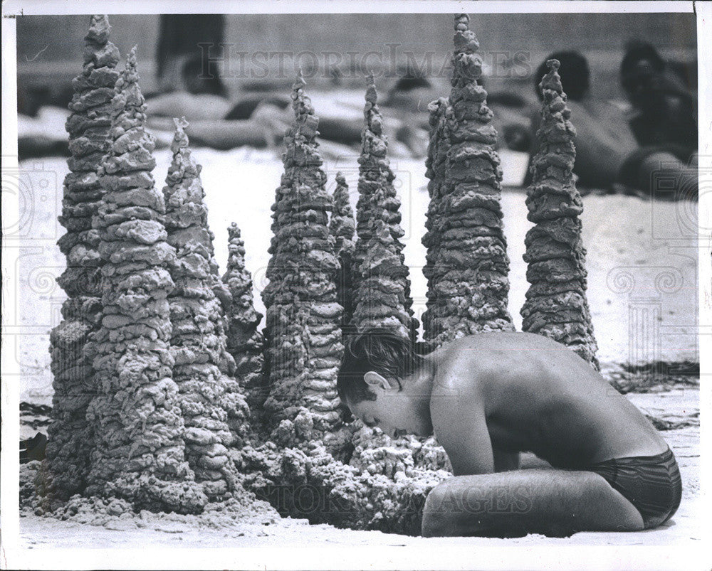 1981 Press Photo Patrick Fisher builds sand castle on Pass-a-Grille Beach. - Historic Images