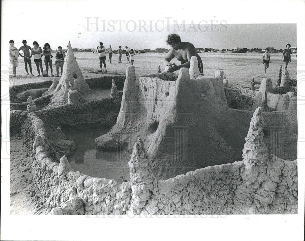 Press Photo Giant 
Sand Castle - Historic Images