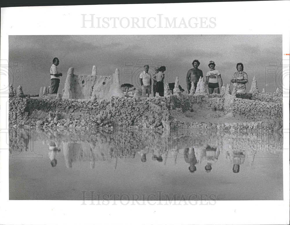 1982 Press Photo Gary Johnson builds a giant sand castle. - Historic Images