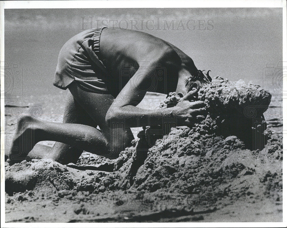 1984 Press Photo Kenneth Hurley builds sand castle on St. Petersburg beach. - Historic Images