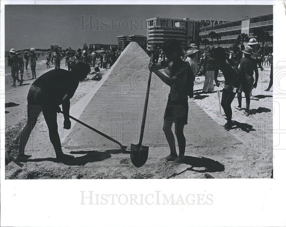 1977 Press Photo Greg Bachan, Quentin Siemen &amp; David Dawson &amp; Great Pyramid - Historic Images