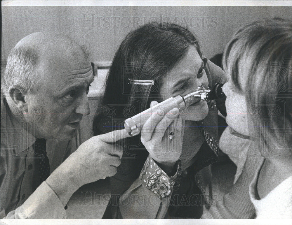 1977 Press Photo Dr, Robert Hayes and Marilyn Seymour try to find cause of nose - Historic Images