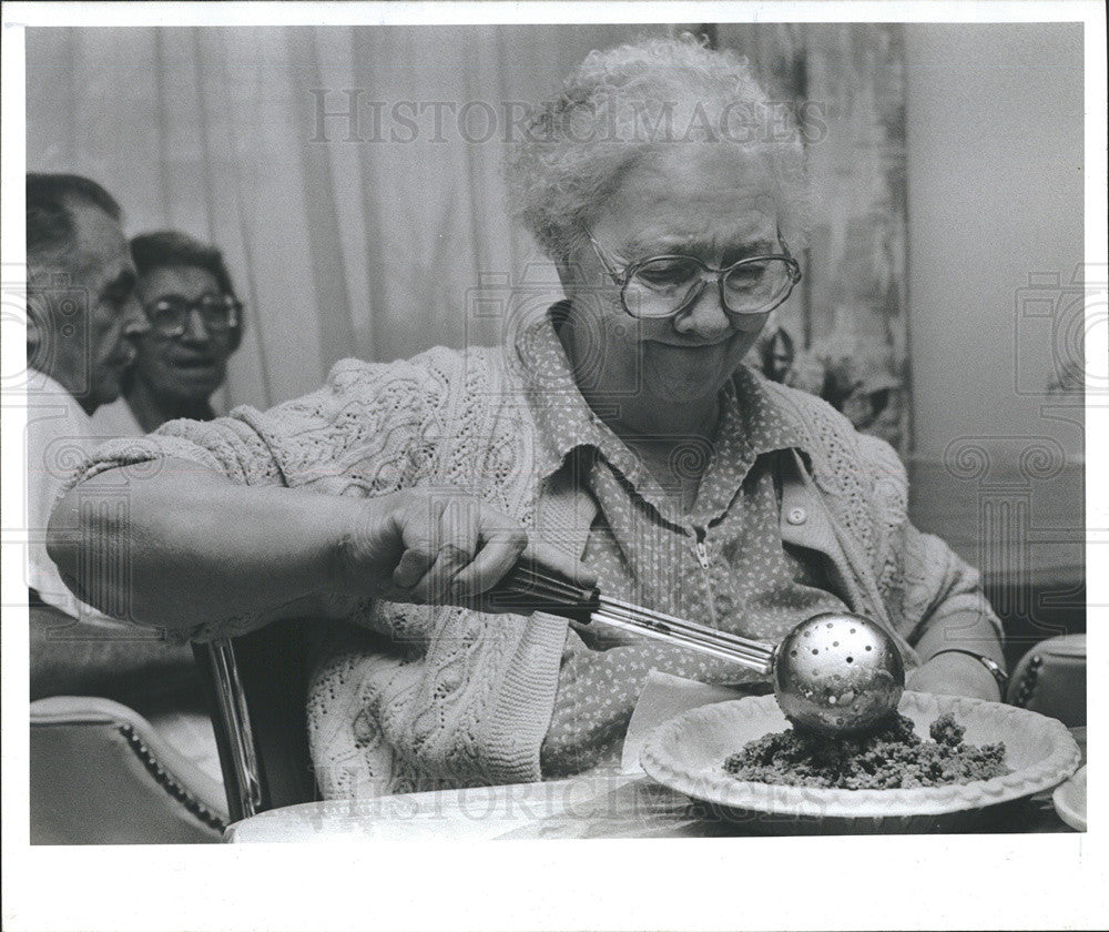 1987 Press Photo Juanita Shufty Resident Of South Heritage Nursing Home, Dinner - Historic Images