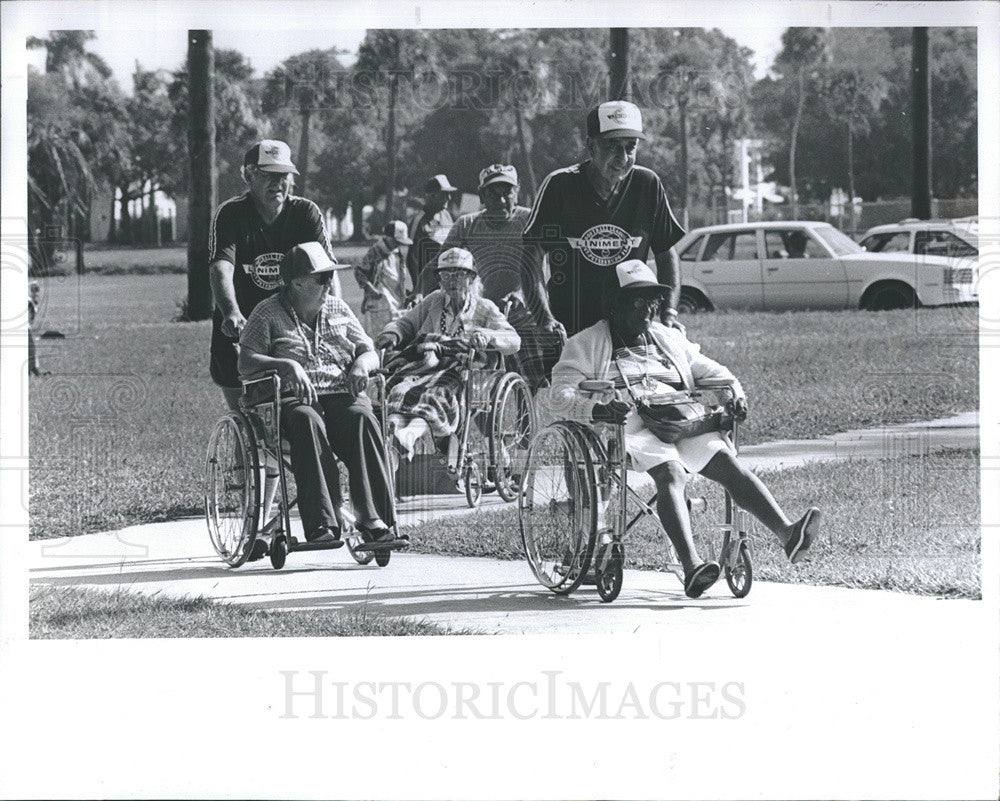 1984 Press Photo Residents Of South Heritage Nursing Center At Bartlett Park - Historic Images